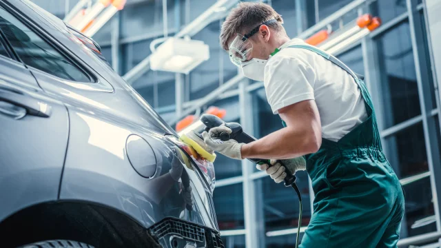 Präzise Carrosseriearbeit an einem Fahrzeug