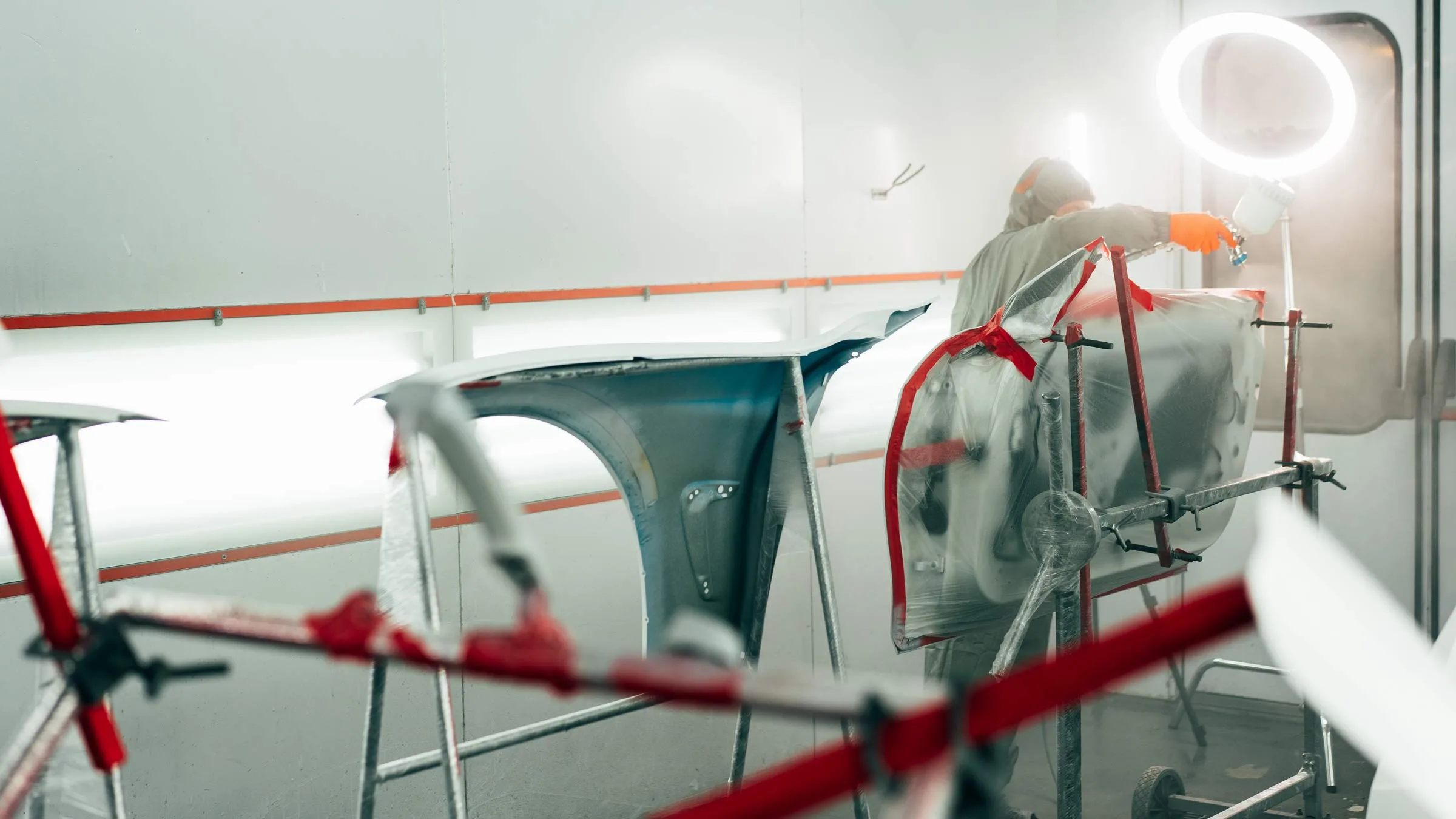 Lackierarbeiten in der Werkstatt von Luxury Performance
